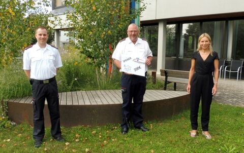 V.l. Christoph Schneble, Jugendwart und Jürgen Ruh, Kommandant der Freiwilligen Feuerwehr Gailingen übergaben Barbara Martetschläger, Stellvertretung der Geschäftsführung des Hegau-Jugendwerks einen Spendenscheck über 200 Euro für das Projekt „Laufen für´s Laufband“. Bild: Kranz